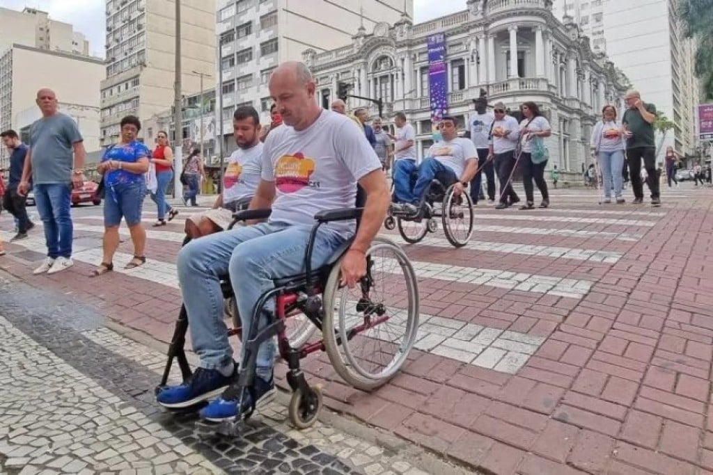 Vereadores usam cadeiras em ação