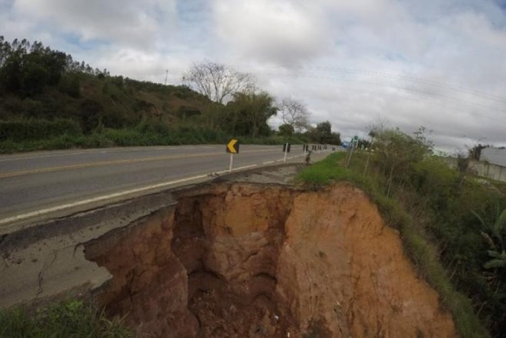 Erosão na BR-458 continua sem reparo