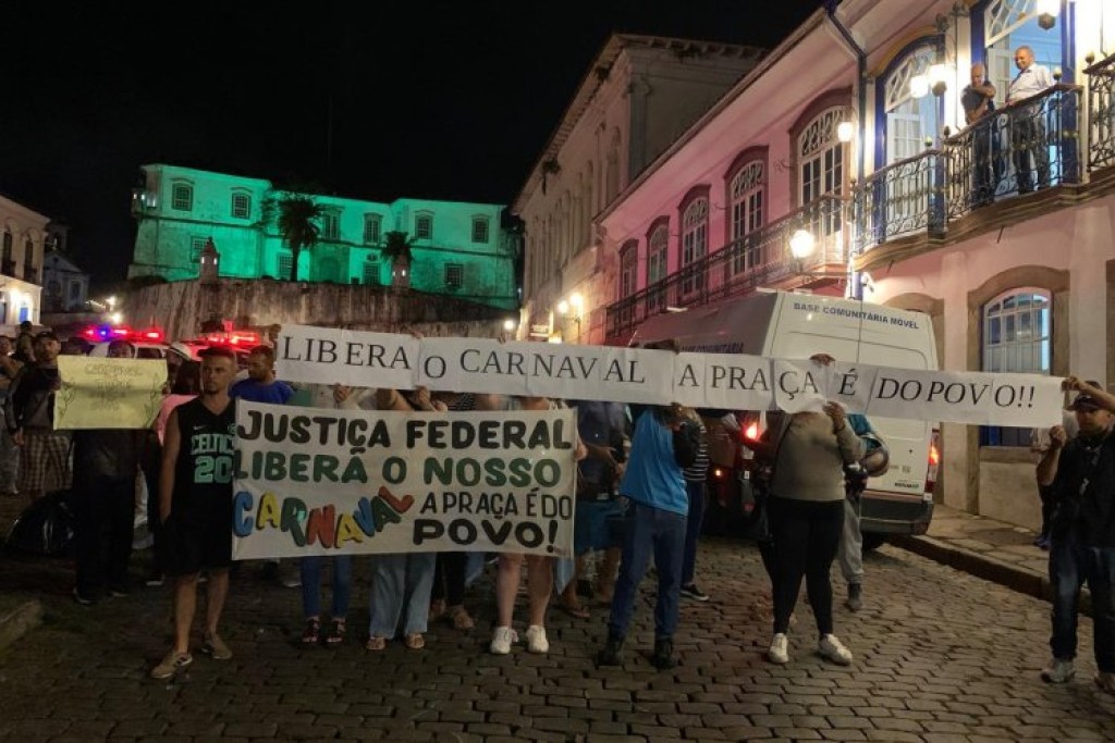 Manifestantes fecham praça em Ouro Preto pelo carnaval