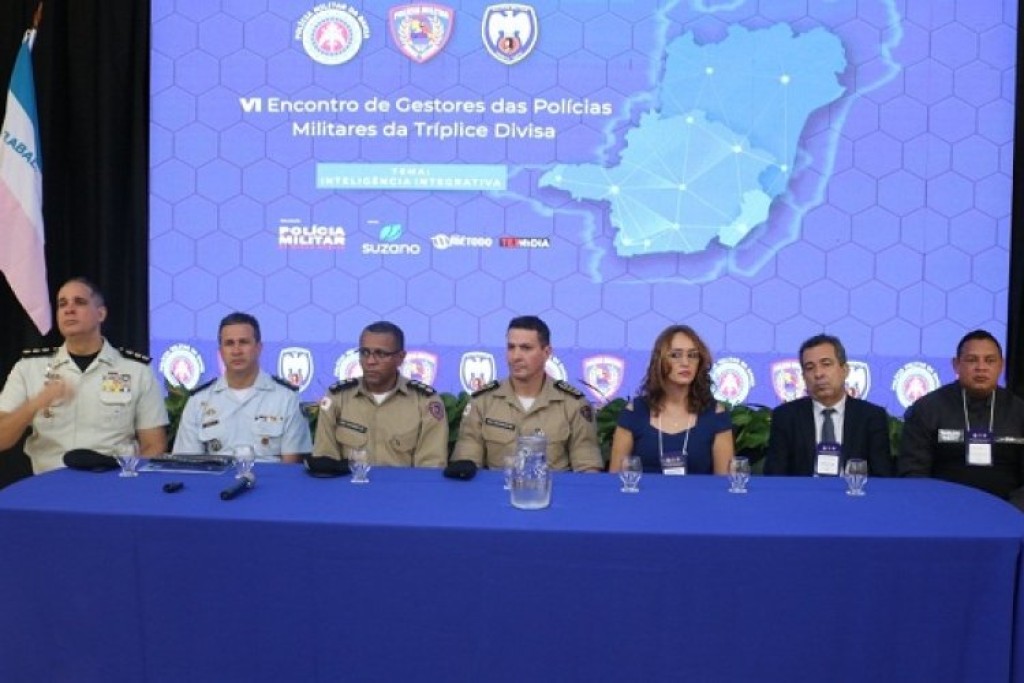 Militares reunidos em Teófilo Otoni