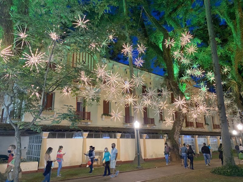 Poços de Caldas inaugura iluminação de Natal; 1.2 milhão de lâmpadas