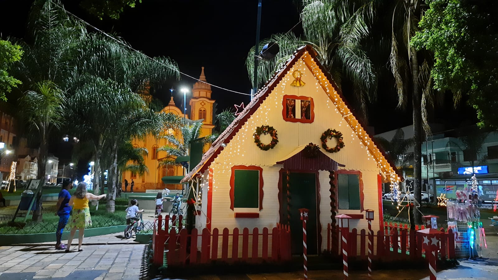 Alfenas realiza ‘chegada’ do Papai Noel e inaugura iluminação de Natal
