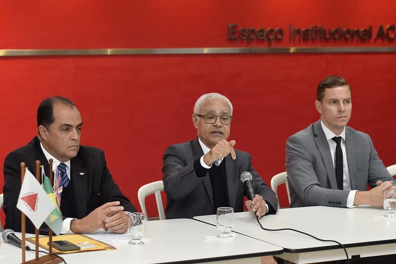 Proximidade entre Minas, Reino Unido e Portugual