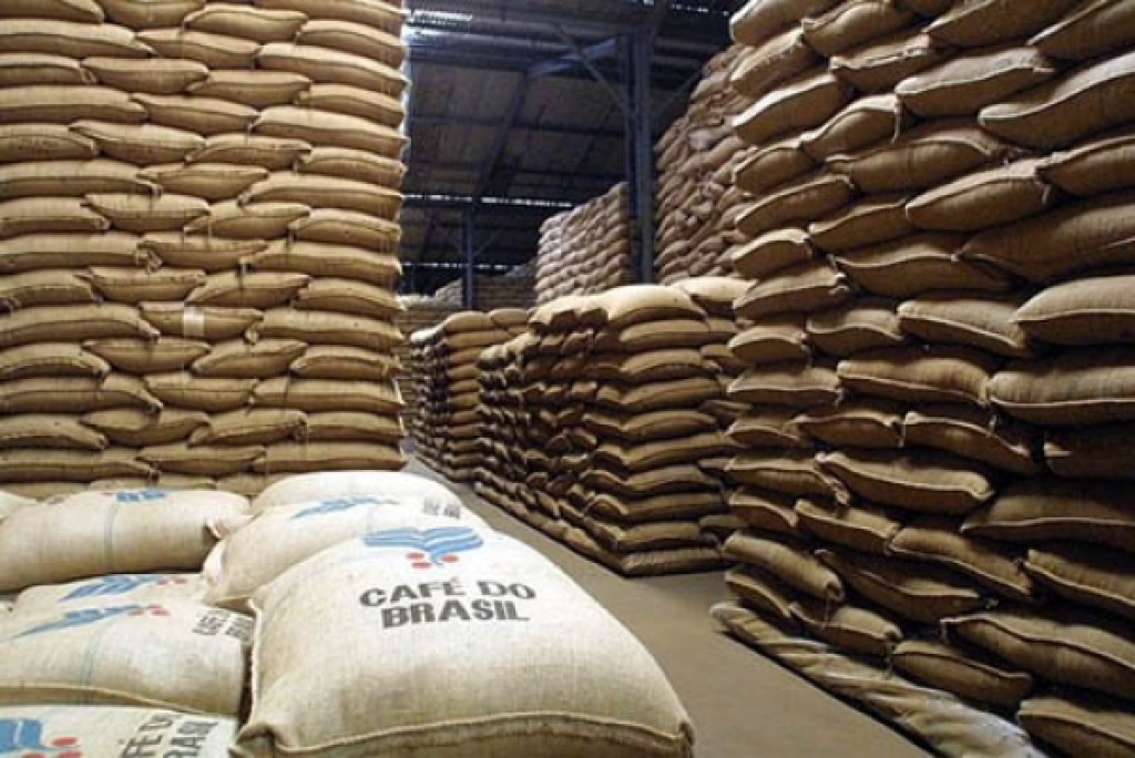 Previsão de chuva em Minas Gerais faz preços do café oscilar na Bolsa de Nova York