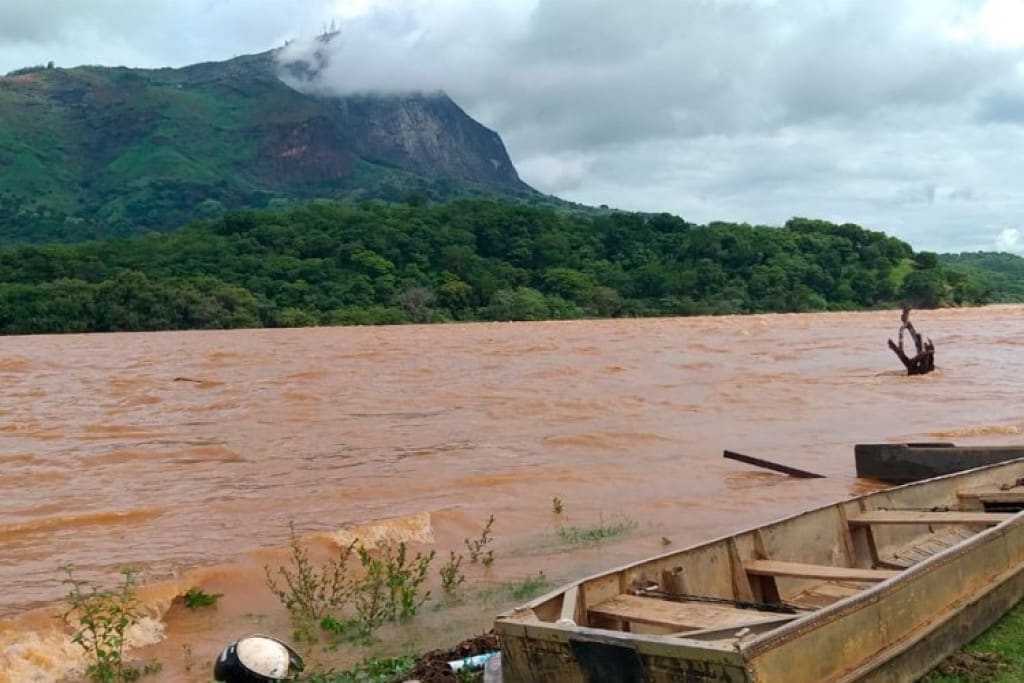 Rio Doce recebe esgoto sem tratamento