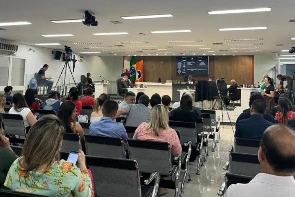 Câmara anula contrato de transporte em Divinópolis